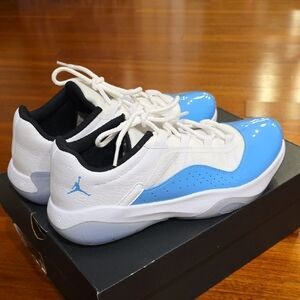 Jordan Air 11 CMFT Low in White and University Blue